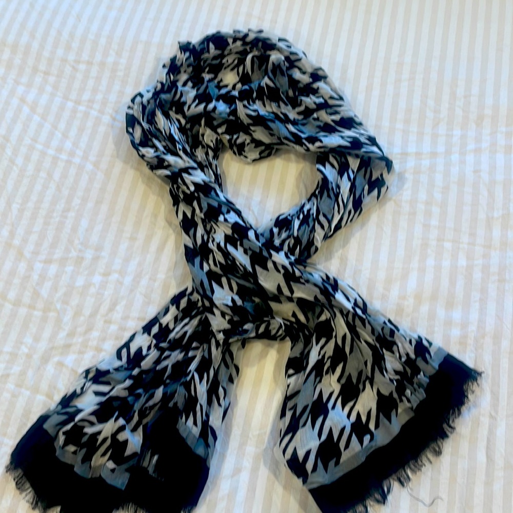 Black and white scarf